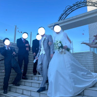 階段でのフラワーシャワー