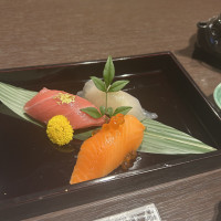 お寿司です
まぐろに金粉がかかっていて豪華です