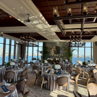 最上階の披露宴会場で、海の景色が最高です。