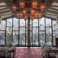 自然光が程よく入るチャペル
茶色と黄色のステンドグラス