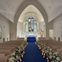 ステンドグラスと青いバージンロードが素敵でした。