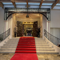 フラワーシャワーは赤いバージンロード