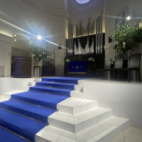 階段があるのでドレスが映える