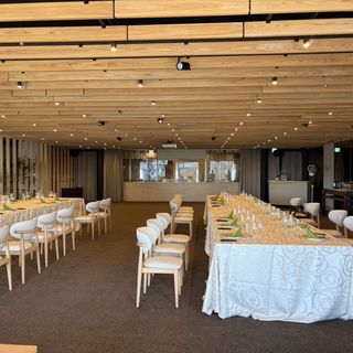 披露宴会場を新郎新婦席側からの眺め。正面がライブキッチン