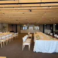 披露宴会場を新郎新婦席側からの眺め。正面がライブキッチン