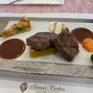 宮崎牛のステーキ。付け合わせの野菜も美味しい。