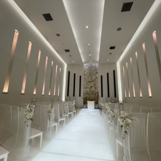 煙の演出のあと、白くライトアップされたところ。