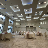 やさしい色合いで開放感のある披露宴会場。