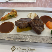 宮崎牛のステーキ。付け合わせの野菜も美味しい。