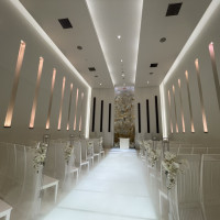 煙の演出のあと、白くライトアップされたところ。