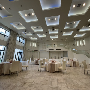 やさしい色合いで開放感のある披露宴会場。|789932さんのアルカーサルビエントス ~ Alcazar Vientos ~の写真(2631385)