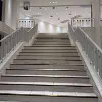 天候に左右されないフラワーシャワーができる階段も素敵！