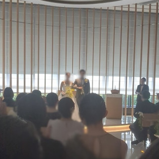 挙式中、ガラスから差し込む光がきれいでした。