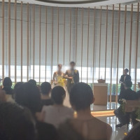 挙式中、ガラスから差し込む光がきれいでした。