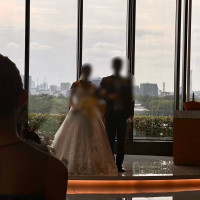 逆光ですが、ガラス張りのチャペル