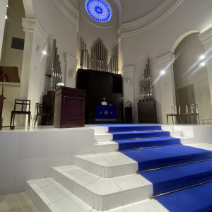 青いバージンロードは写真で見るよりも、とても綺麗でした！|790019さんのアニヴェルセル 立川の写真(2631732)