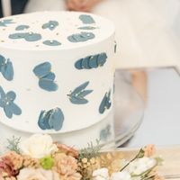 ウエディングケーキ。色やデザインも希望通りでした。