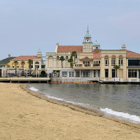 少し離れた所からの外観