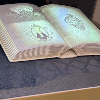 控え室にある絵本型プロジェクションマッピング