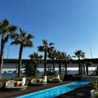 外で歓談などできるよう椅子や喫煙所もあります。