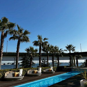 外で歓談などできるよう椅子や喫煙所もあります。|790156さんのコットンハーバークラブ（横浜）/テイクアンドギヴ・ニーズウェディングの写真(2632456)