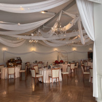 白を基調とした披露宴会場