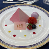 ケーキ入刀はイミテーションケーキにしたためこちらのデザート