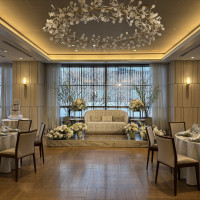 窓から緑の見える披露宴会場