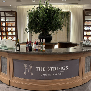 一番広い披露宴会場にあるバーカウンター|790306さんのザ ストリングス 表参道の写真(2633523)