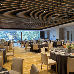 庭園の見える披露宴会場です|790306さんの八芳園の写真(2632689)