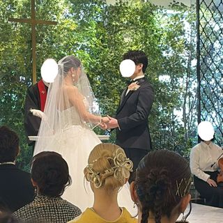 季節によって異なる装花（1月は緑）
春は桜・秋は紅葉になる