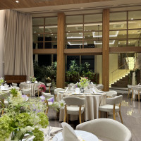 大きなカーテンの先のガーデン