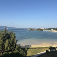 海の手前の三角形の芝生スペースがガーデン挙式会場になります