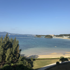 海の手前の三角形の芝生スペースがガーデン挙式会場になります|790414さんのハレクラニ沖縄の写真(2633643)