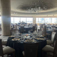 全面ガラスの海が見える開放感ある会場