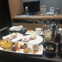 料理は前菜以外を式後、控え室に運んでもらいました