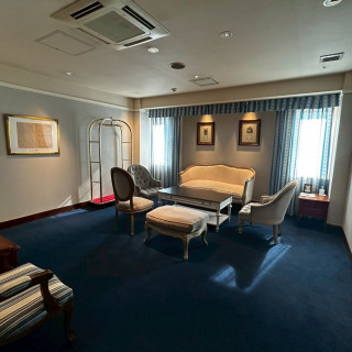 親族控室は両家別部屋。広々していて高級感があります。