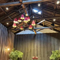 シャンデリアが和洋な雰囲気でおしゃれだった。