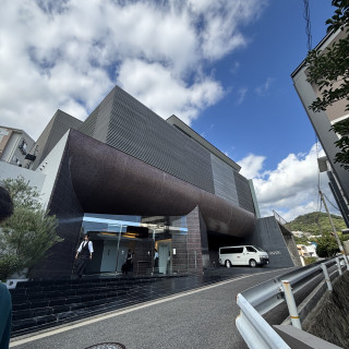 住宅地の中にあり、美術館のような外観です。