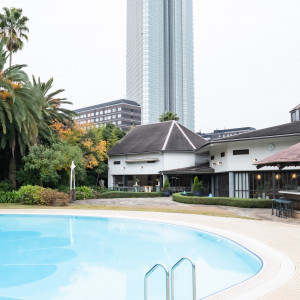 挙式・披露宴会場の目の前にあるプール|790554さんのホテルニューオータニ幕張の写真(2634073)