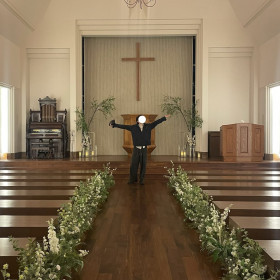 装飾が低いのでゲストから新郎新婦が見えやすいと思います。