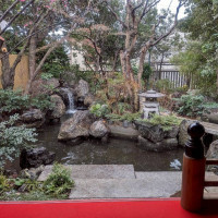鶴の間から見える日本庭園