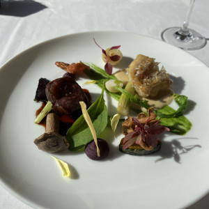 左→肉、めっちゃ美味しかった
右→魚、うろこパリパリやった|790728さんの神戸迎賓館 旧西尾邸 （兵庫県指定重要有形文化財）の写真(2634893)