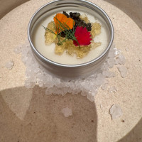 キャビアの前菜です。