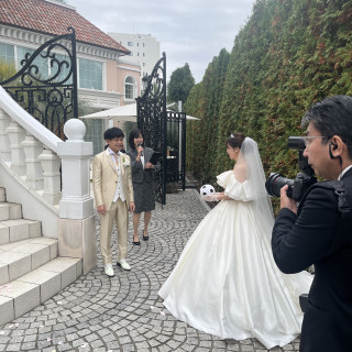 チャペル出てすぐの階段を降りた所
ブーケトスをした所でした。