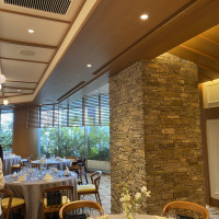 披露宴会場。窓があり自然光が入る