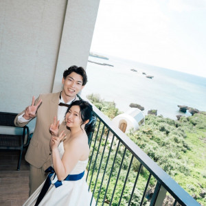 ブライズルームのバルコニーでの撮影|790850さんの瀬良垣島教会/アールイズ・ウエディングの写真(2635437)