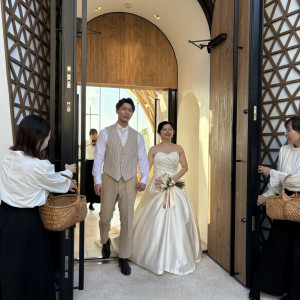 フラワーシャワー前|790850さんの瀬良垣島教会/アールイズ・ウエディングの写真(2635407)