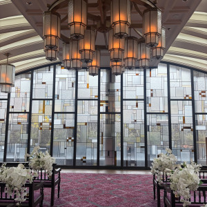 曇り空でも3面から採光されていて明るい印象のチャペル|790851さんのTHE CONDER HOUSE（ザ・コンダーハウス）の写真(2635355)