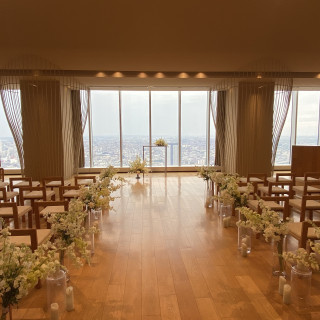 目の前は一面ガラス張りでカーテンの開閉の演出ができる